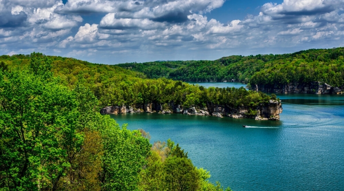 Summersville Lake is a man-made lake located in West Virginia, USA. The lake is surrounded by stunning natural scenery and offers opportunities for hiking, camping and picnicking.