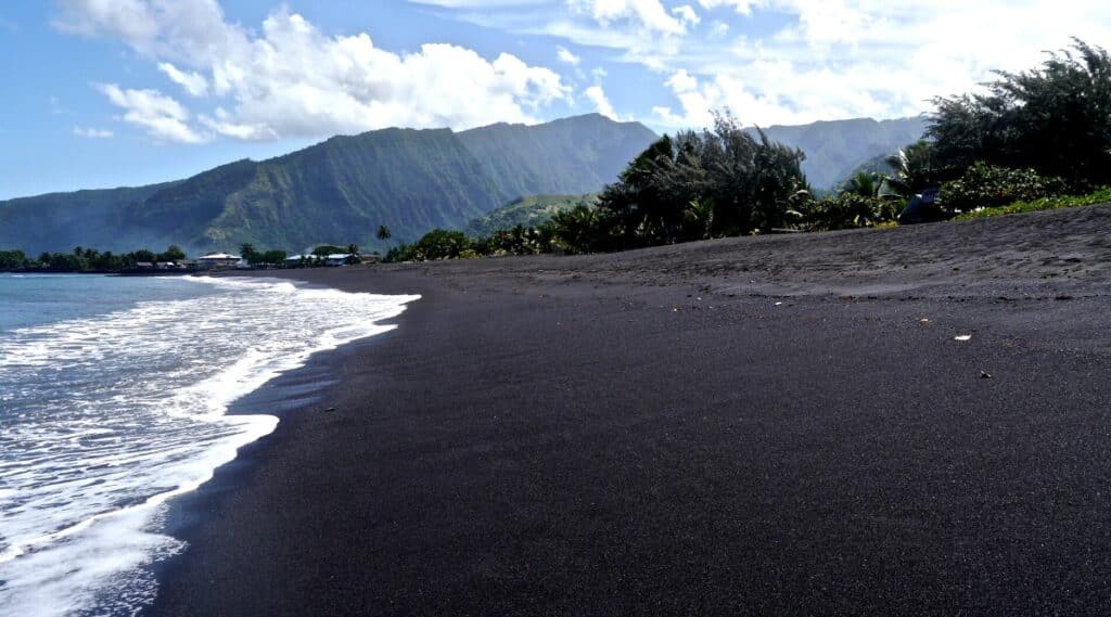 Tahiti Pointe Venus is a famous beach on the north coast of Tahiti, French Polynesia, known for its stunning sunrises, clear waters, and black sand beach. The beach is surrounded by lush green mountains and hills, with the most prominent being the Aorai Mountain and the Orohena Mountain.
