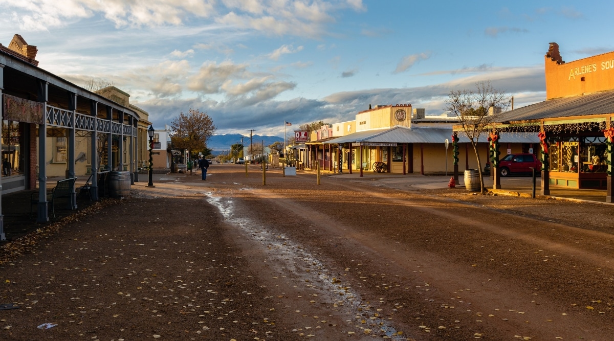 Street view in the historic town of Tombstone, Arizona. Tombstone, Arizona, is a historic town frozen in time, featuring well-preserved Wild West architecture that lines its dusty streets. Wooden boardwalks, vintage saloons, and ornate, weathered buildings evoke the 19th-century frontier era.
