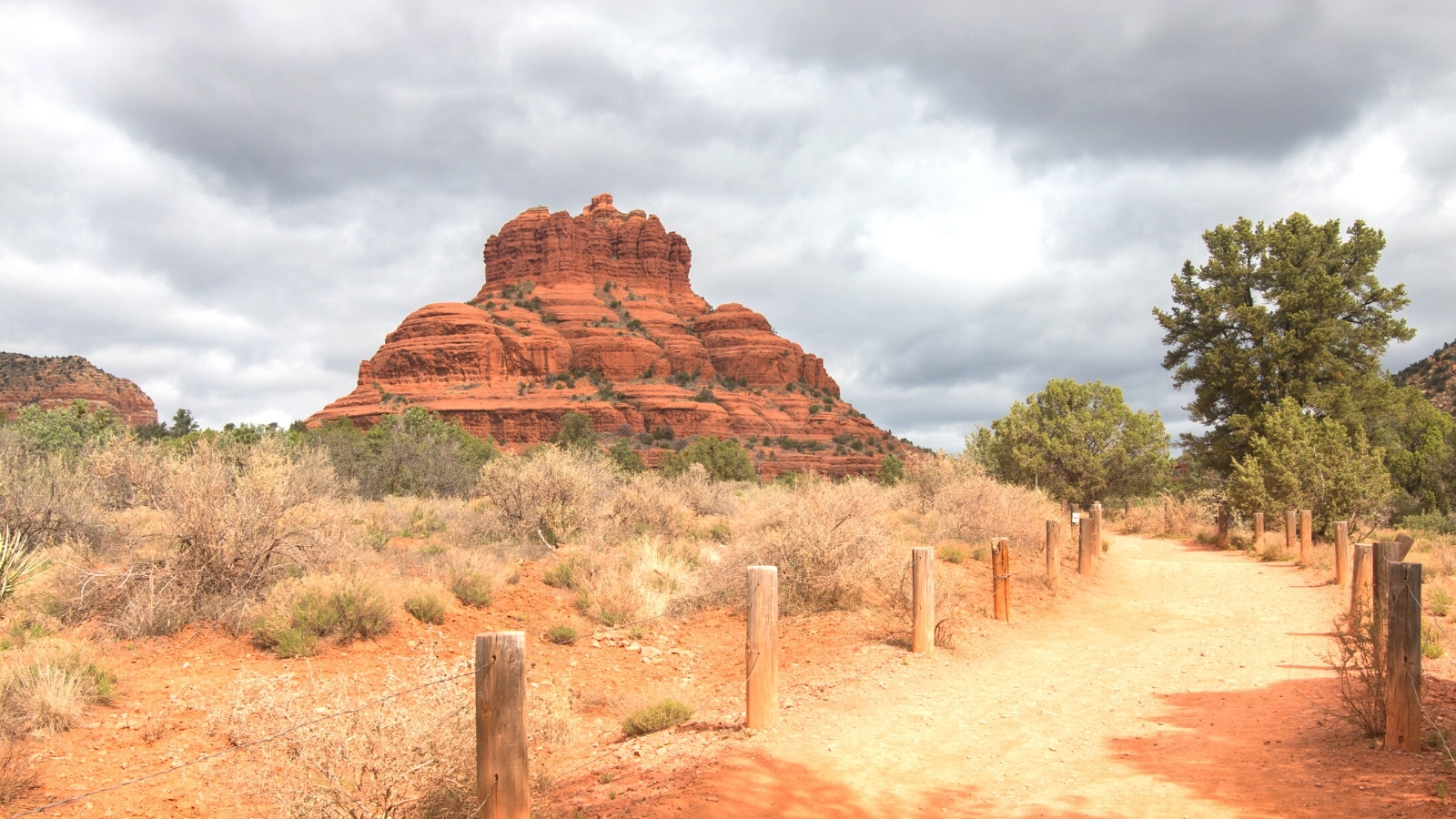 A photograph depicting the Bell Rock Loop trail, situated north of the village of Oak Creek in Yavapai County, United States. The image captures the scenic landscape surrounding Bell Rock, a prominent hill in the area.