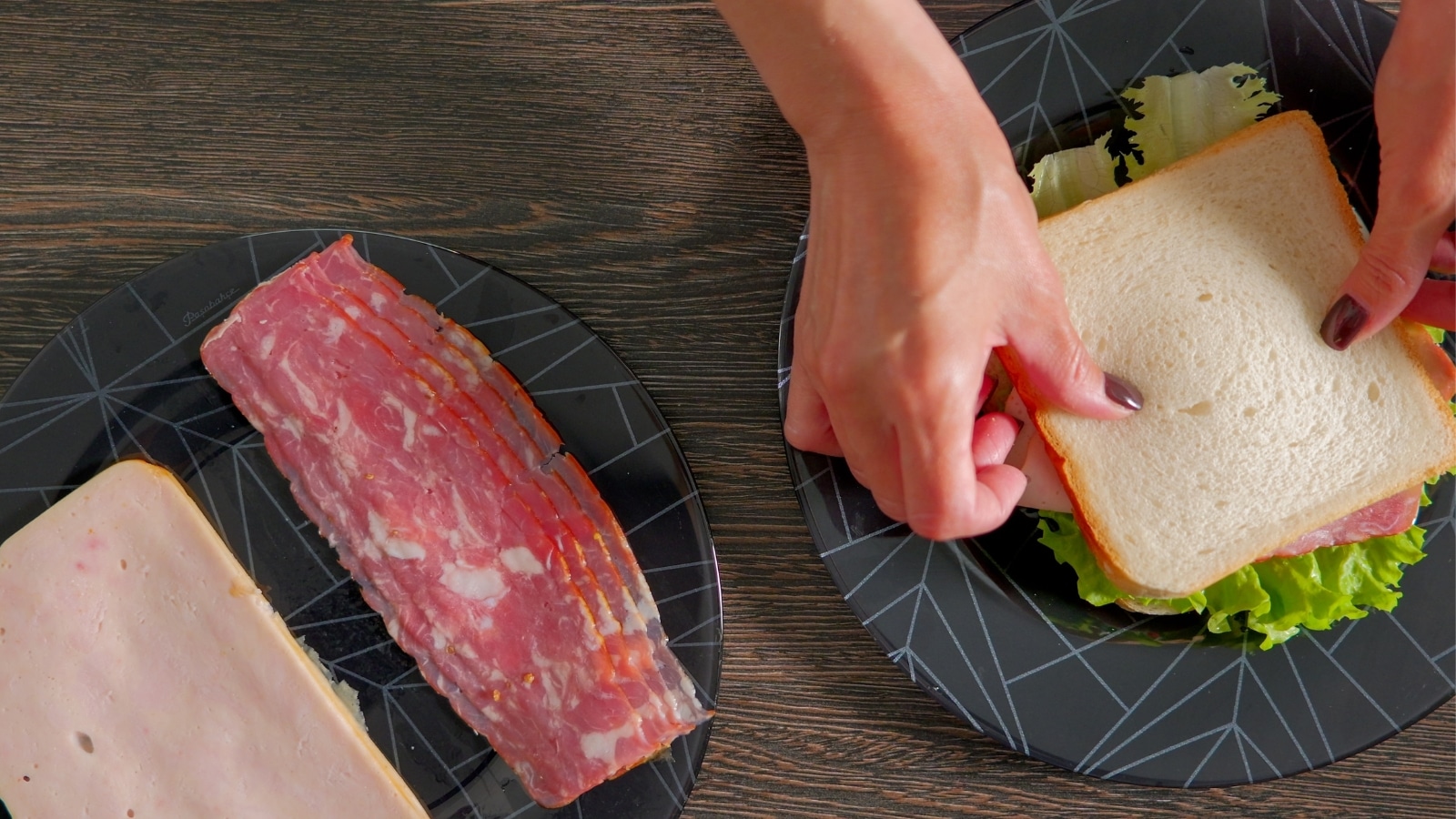 The image shows a top view of the process of making a sandwich, specifically a lettuce and ham sandwich. Various ingredients such as lettuce leaves and slices of ham are arranged on a surface, indicating the preparation of the sandwich.
