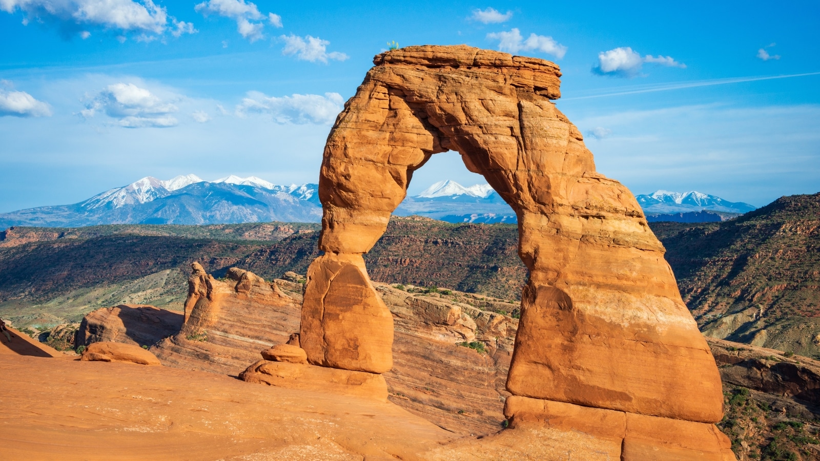 Delicate Arch, an iconic natural rock formation located in Arches National Park, eastern Utah, USA.
