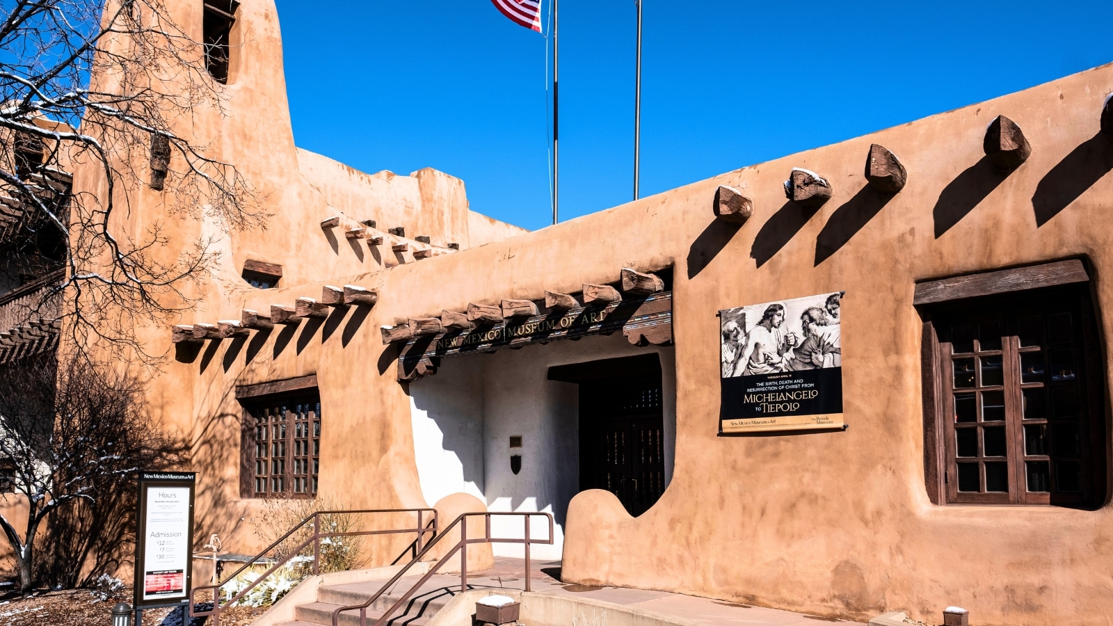 The New Mexico Museum of Art in Santa Fe, USA, presents a facade in beige tones, blending harmoniously.